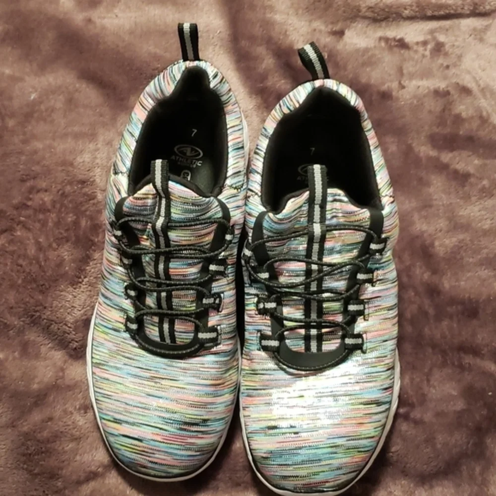 Tennis‎ shoe